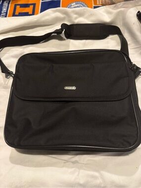 Black Targus Shoulder computer/ Messenger Bag